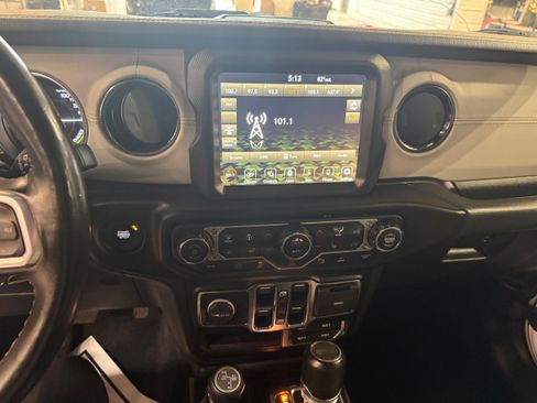 Used 2022 Jeep Wrangler Unlimited Sahara AWD/4WD image 32