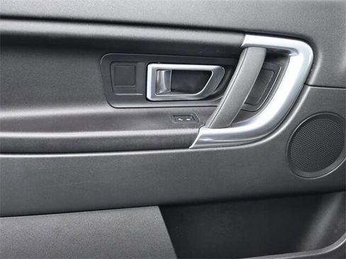 Used 2017 Land Rover Discovery Sport SE image 8