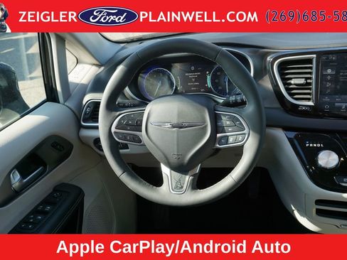 Used 2024 Chrysler Pacifica Touring-L FWD image 16
