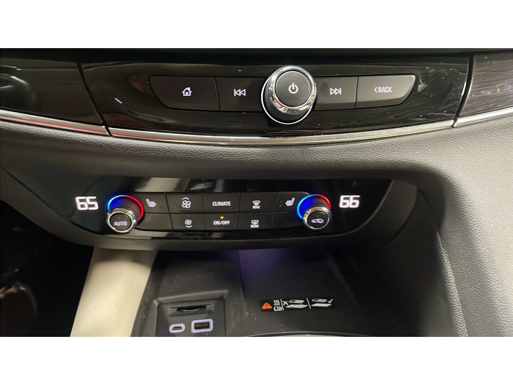 Used 2023 Buick Enclave Essence AWD/4WD image 13