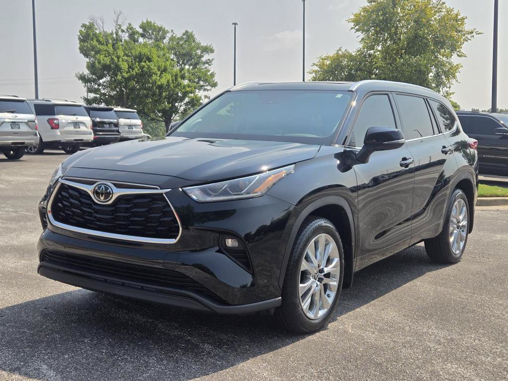 Used 2023 Toyota Highlander Limited FWD image 1