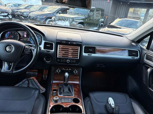 Used 2011 Volkswagen Touareg Hybrid image 60