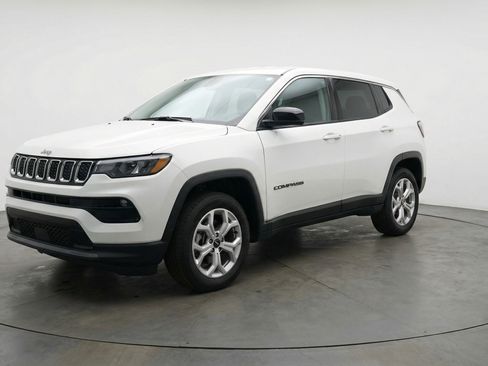 Used 2025 Jeep Compass Latitude AWD/4WD image 3