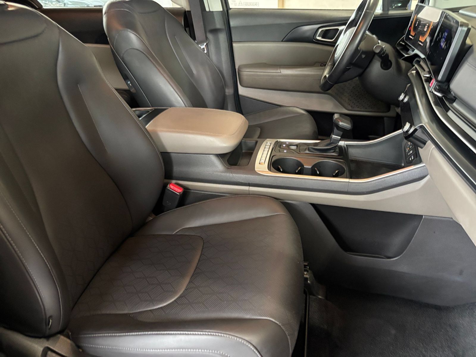 Used 2026 Kia Carnival FWD image 37