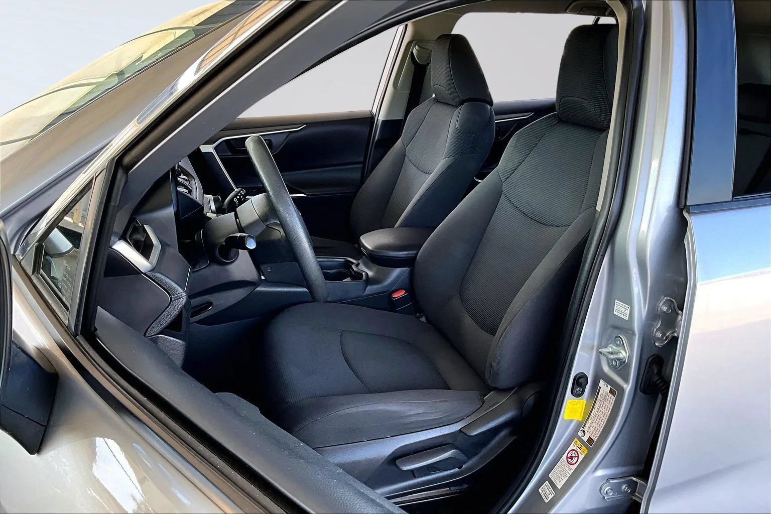 Used 2019 Toyota RAV4 LE FWD image 18