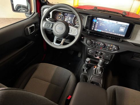 Used 2025 Jeep Wrangler Unlimited Sahara AWD/4WD image 33