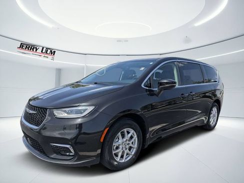 Used 2023 Chrysler Pacifica Touring-L FWD image 7