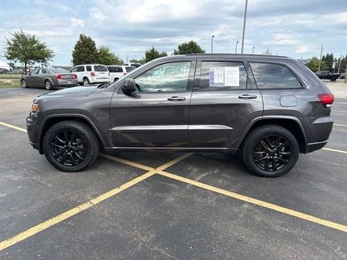Used 2018 Jeep Grand Cherokee Altitude AWD/4WD image 14