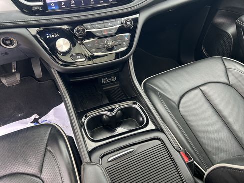 Used 2025 Chrysler Pacifica Limited image 20