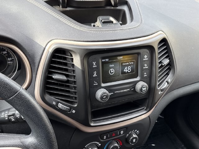 Used 2018 Jeep Cherokee Latitude AWD/4WD image 28