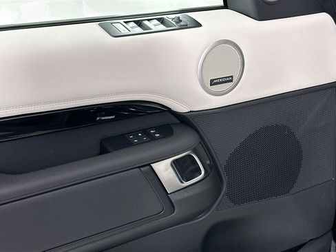 Used 2025 Land Rover Discovery S image 15