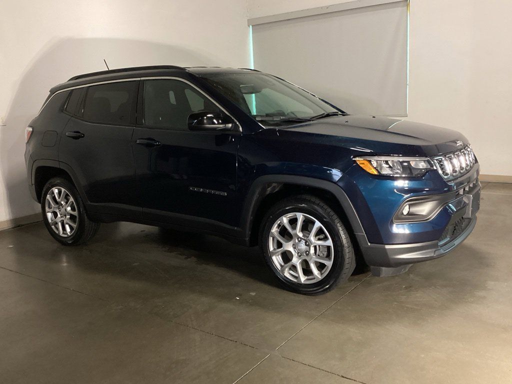 Used 2024 Jeep Compass Latitude AWD/4WD image 7