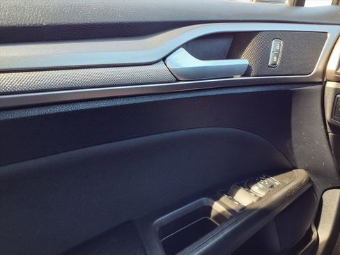 Used 2020 Ford Fusion SE image 18
