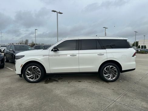 Used 2025 Lincoln Navigator Reserve image 8