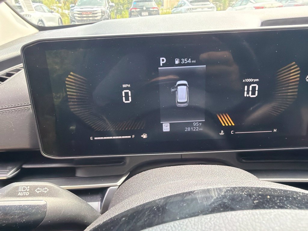 Used 2025 Kia Carnival FWD image 2