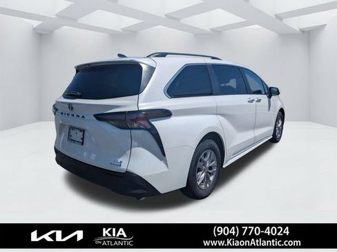 Used 2024 Toyota Sienna XLE FWD image 3