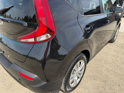 Used 2022 Kia Soul LX image 2