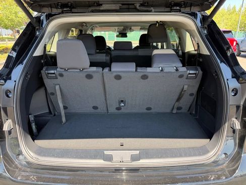 Used 2024 Toyota Highlander LE AWD/4WD image 11
