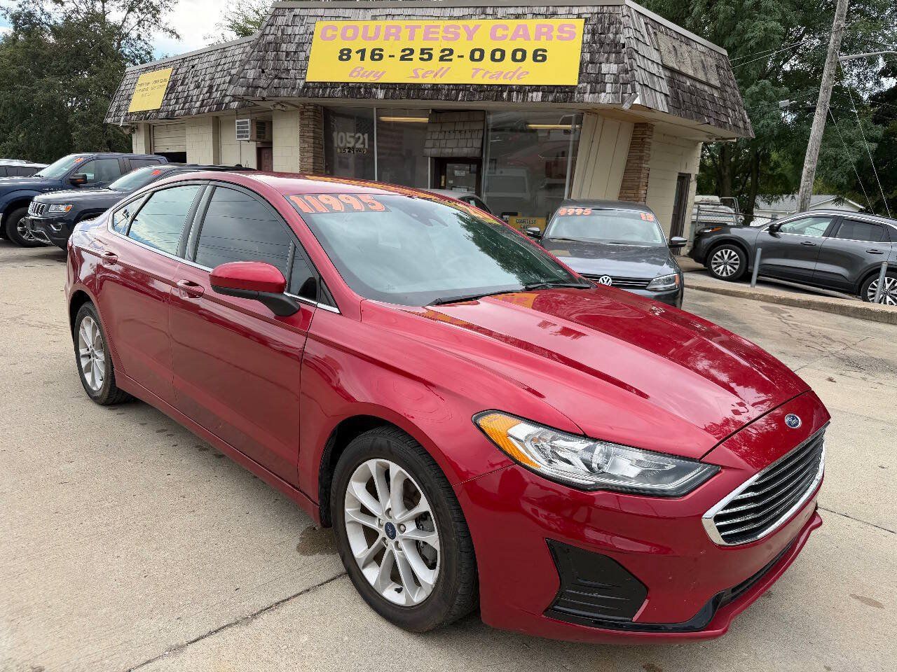 Used 2020 Ford Fusion SE FWD image 1