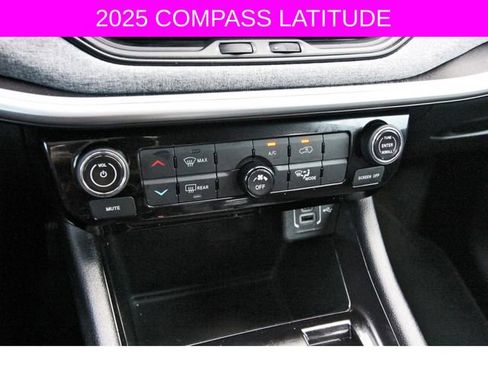 Used 2025 Jeep Compass Latitude image 27