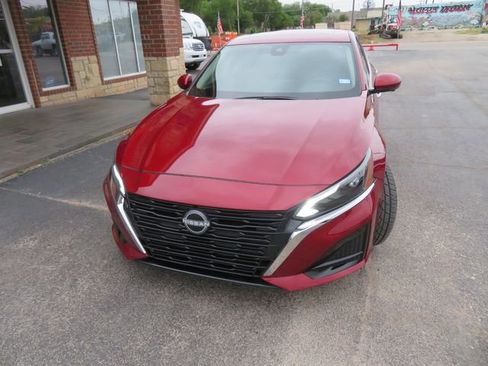 Used 2024 Nissan Altima 2.5 SL FWD image 2
