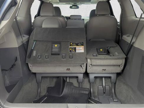 Certified 2019 Toyota Sienna XLE FWD image 24