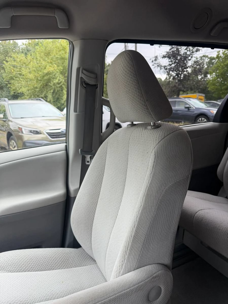 Used 2012 Toyota Sienna LE w/ Towing Pkg AWD/4WD image 16