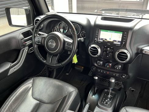 Used 2015 Jeep Wrangler Unlimited Sahara w/ Connectivity Group AWD/4WD image 24
