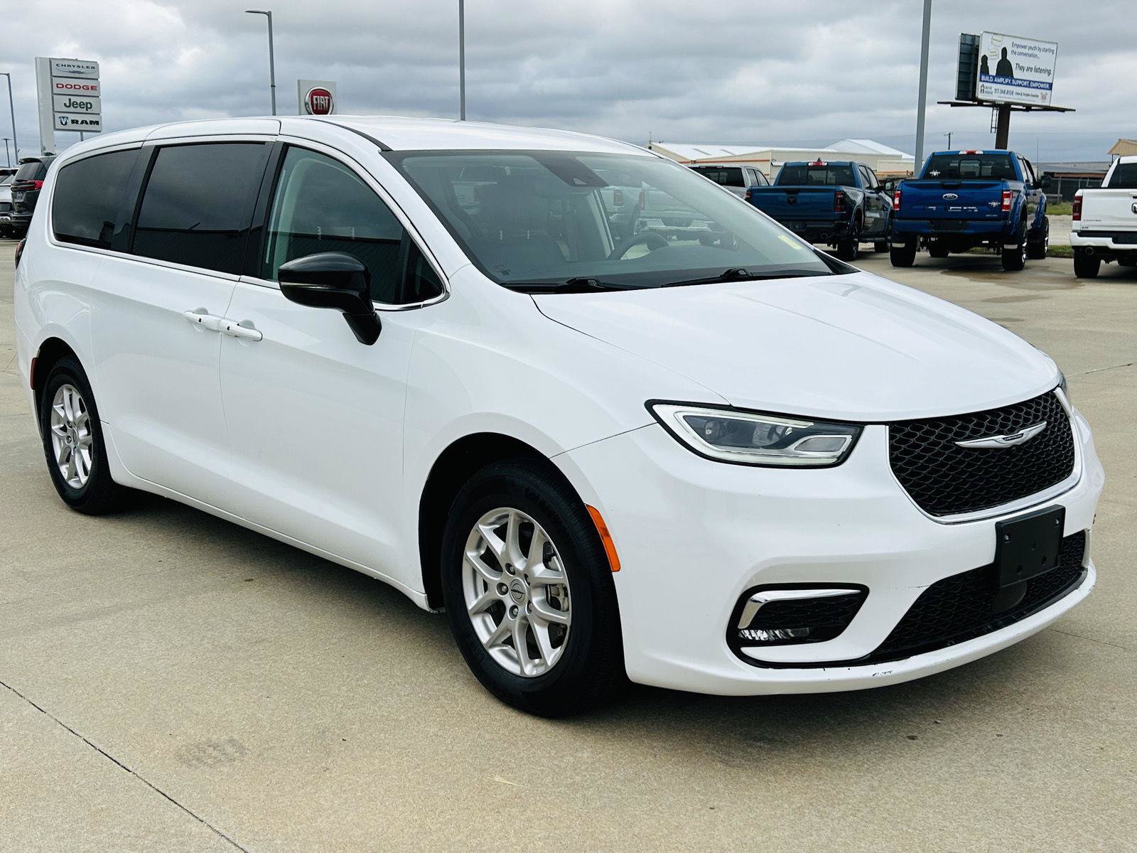 Used 2024 Chrysler Pacifica Touring-L FWD image 2