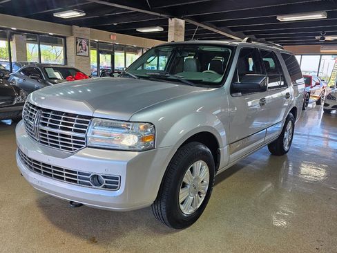 Used 2014 Lincoln Navigator 4WD image 3