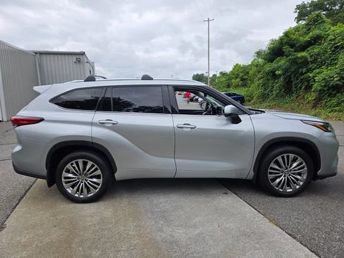 Used 2022 Toyota Highlander Platinum FWD image 12
