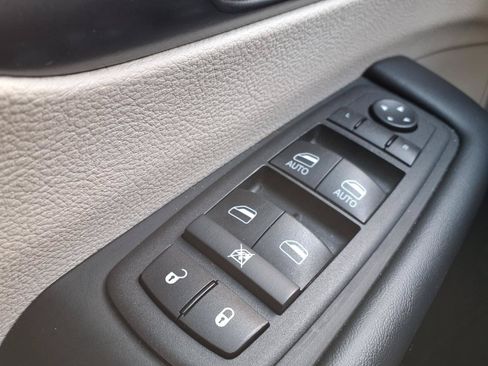 Used 2024 Chrysler Pacifica Touring-L FWD image 18