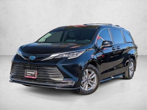 Used 2024 Toyota Sienna Limited image 1