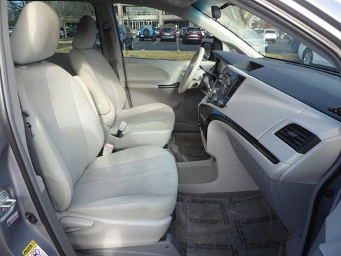 Used 2013 Toyota Sienna L image 22