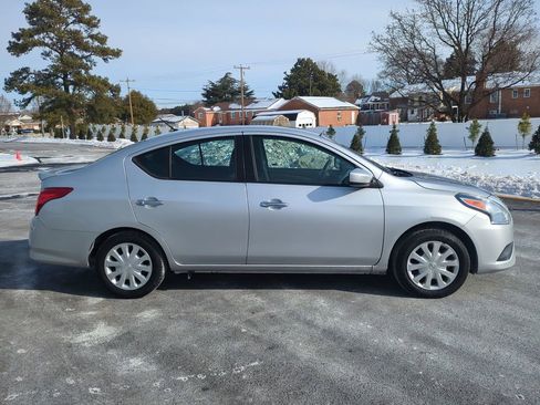 Used 2017 Nissan Versa SV image 3