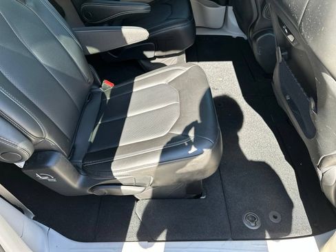 Used 2023 Chrysler Pacifica Touring-L AWD/4WD image 19