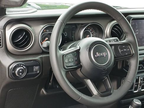 Used 2023 Jeep Gladiator Sport AWD/4WD image 18