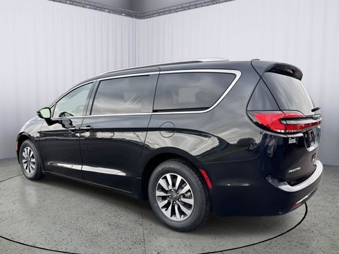 Used 2021 Chrysler Pacifica Touring-L FWD image 10