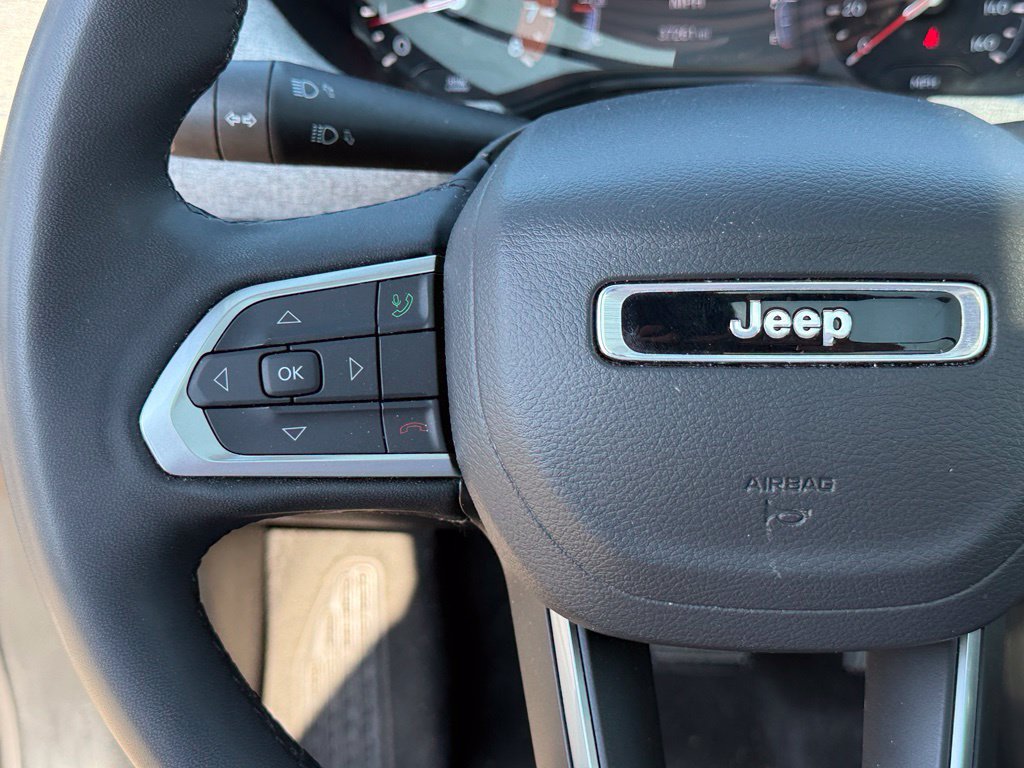 Used 2025 Jeep Compass Latitude w/ Sun & Sound Group AWD/4WD image 15