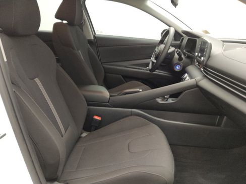 Used 2025 Hyundai Elantra SE FWD image 21