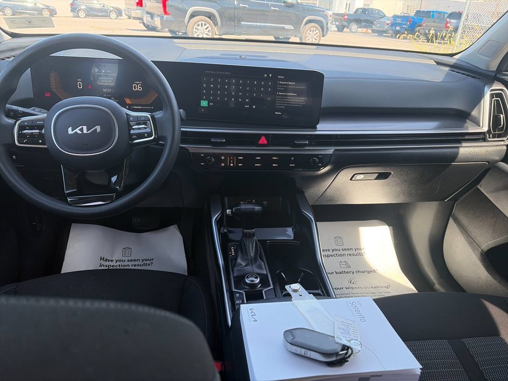 Used 2024 Kia Sorento LX FWD image 16