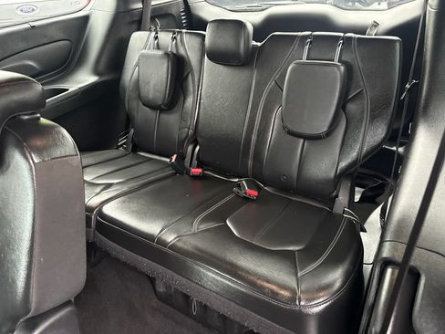 Used 2021 Chrysler Pacifica Touring-L w/ Uconnect Theater Family Group FWD image 16