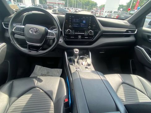 Used 2022 Toyota Highlander XSE AWD/4WD image 10