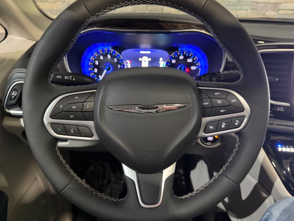Used 2024 Chrysler Pacifica Limited AWD/4WD image 17