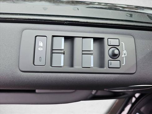 Used 2025 Land Rover Discovery S AWD/4WD image 30