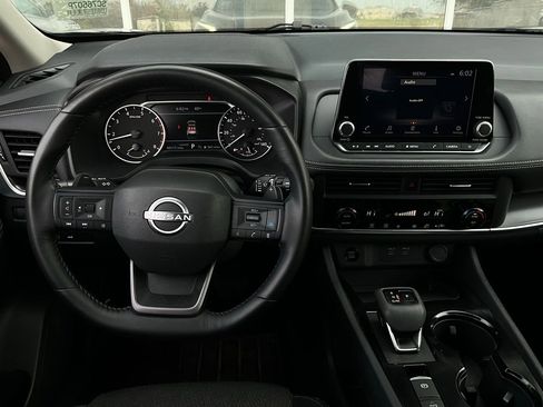 Used 2025 Nissan Rogue SV image 14