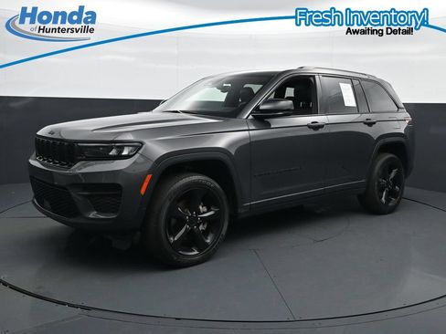 Used 2023 Jeep Grand Cherokee Altitude AWD/4WD image 4