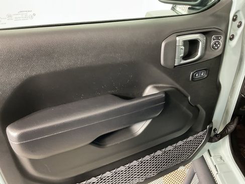 Used 2023 Jeep Wrangler Unlimited Rubicon w/ Cold Weather Group AWD/4WD image 15