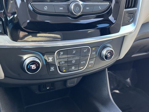 Used 2022 Chevrolet Traverse LS image 18