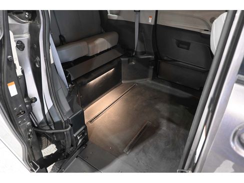 Used 2021 Toyota Sienna XLE w/ XLE Plus Package FWD image 18